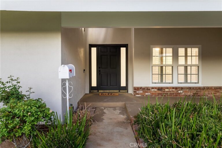 4832 Chamber, La Verne