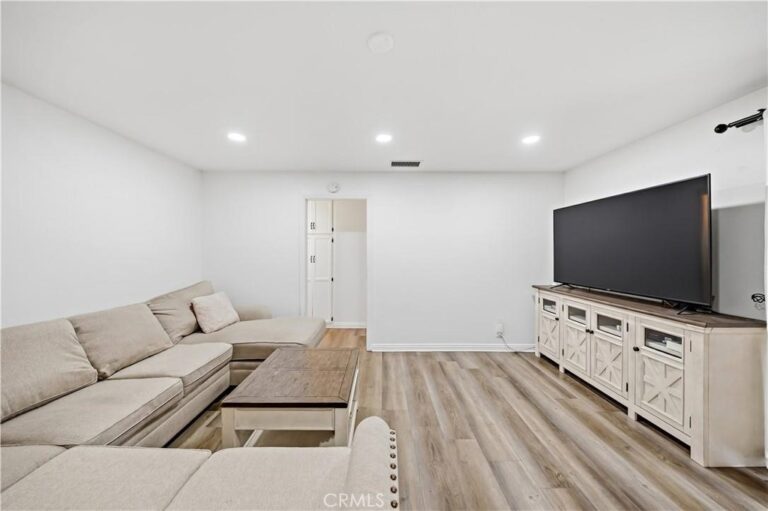 555 E G, Ontario