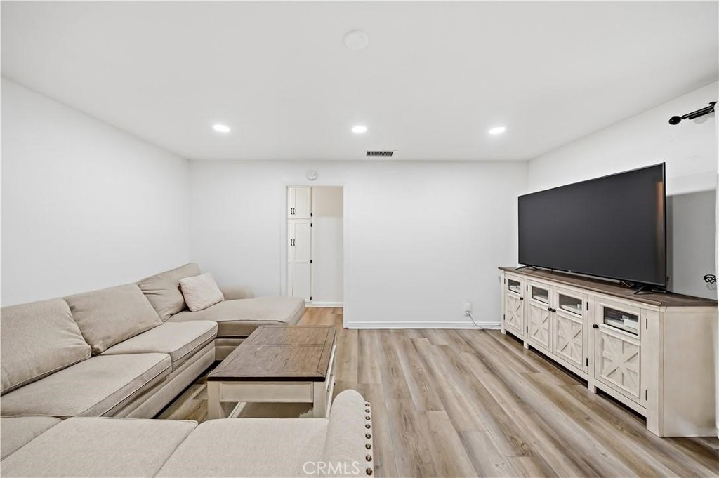 555 E G, Ontario