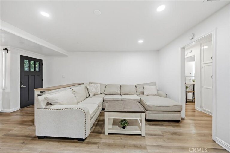 555 E G, Ontario