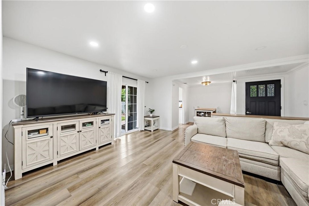 555 E G, Ontario