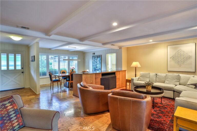 666 W 9th Street, Claremont