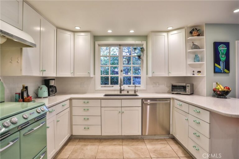 666 W 9th Street, Claremont
