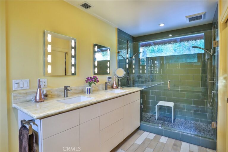 666 W 9th Street, Claremont