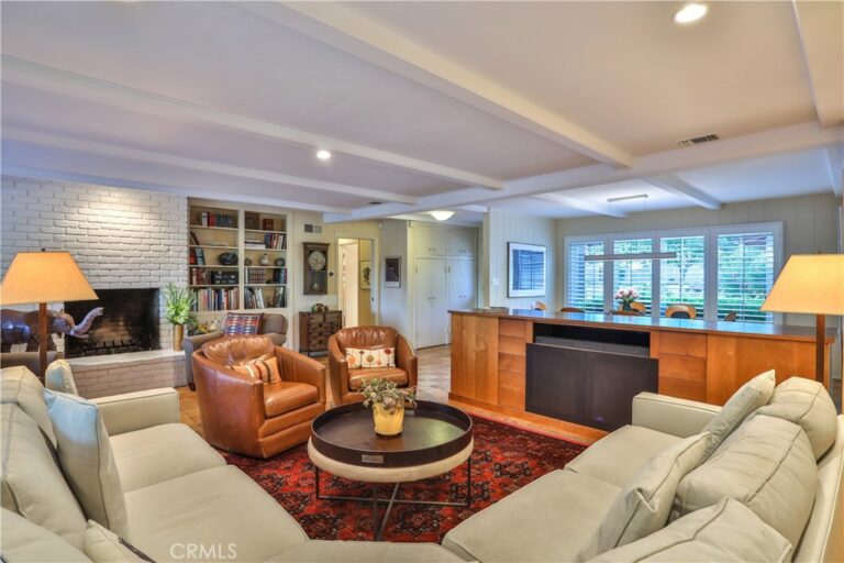 666 W 9th Street, Claremont