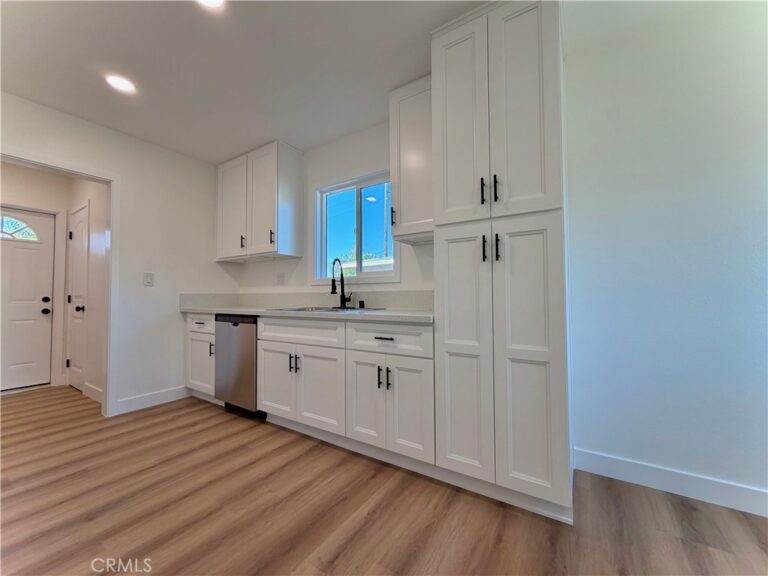 682 E La Verne Avenue, Pomona