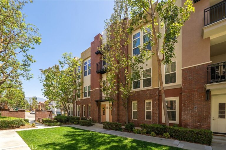 704 W 1st Street, Claremont