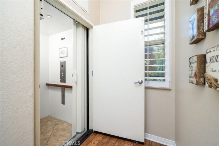 704 W 1st Street, Claremont