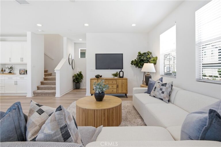 7061 Birch, Fontana