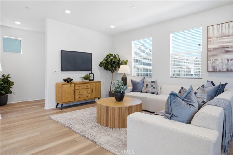 7061 Birch, Fontana