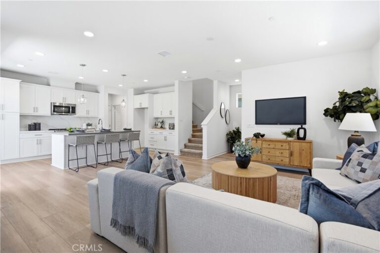 7061 Birch, Fontana