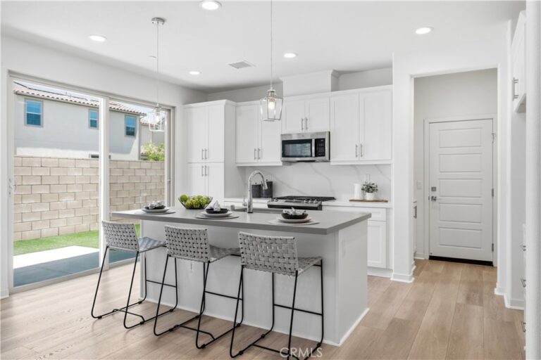 7061 Birch, Fontana