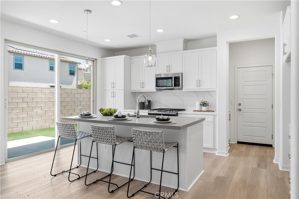 7061 Birch, Fontana