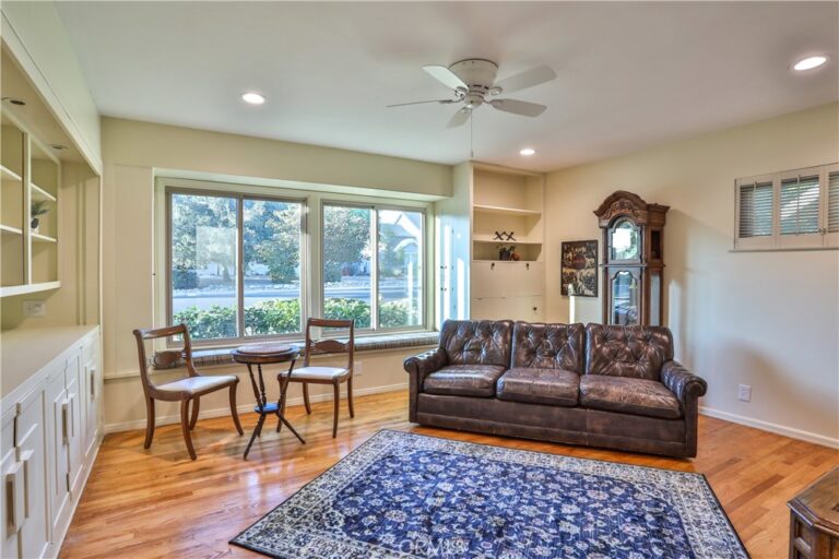 846 W 10th Street, Claremont