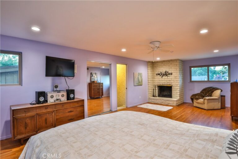 846 W 10th Street, Claremont