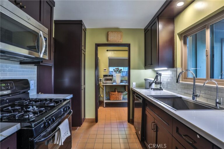 846 W 10th Street, Claremont
