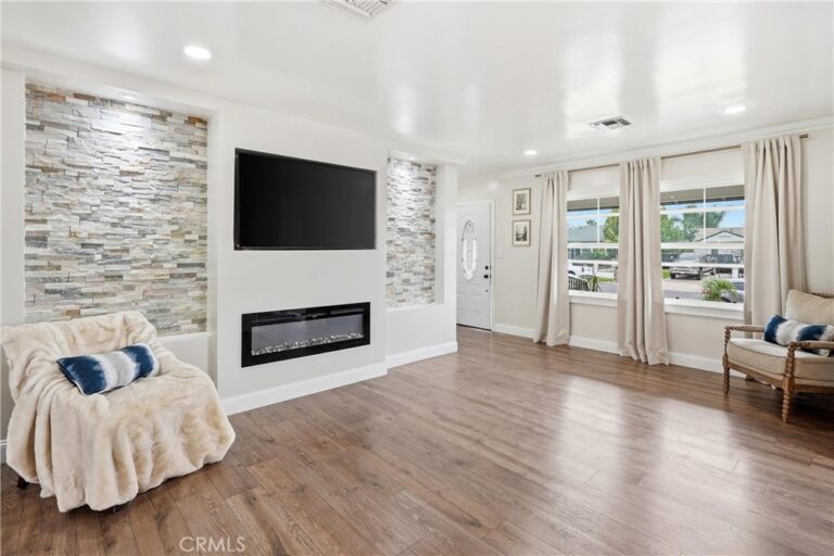 8596 Comet, Rancho Cucamonga