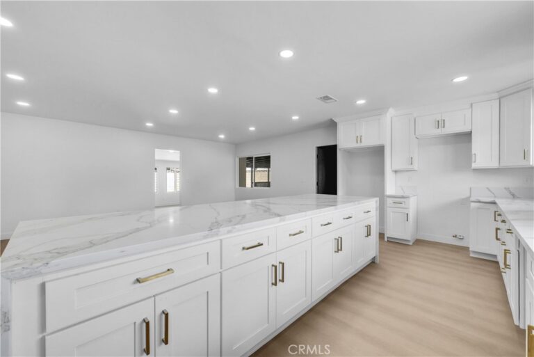 9900 Niagara, Fontana