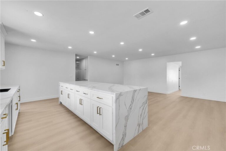 9900 Niagara, Fontana