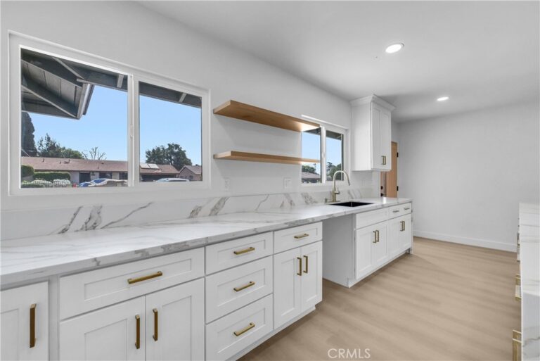 9900 Niagara, Fontana