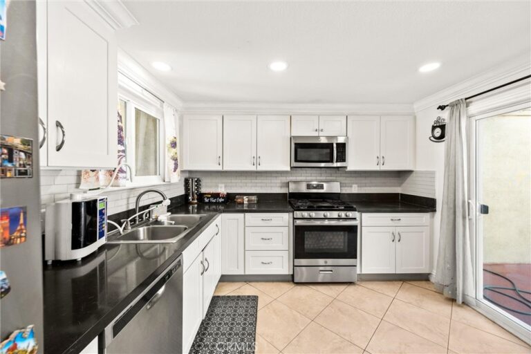 1183 Mountain Gate, Upland