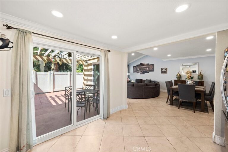 1183 Mountain Gate, Upland