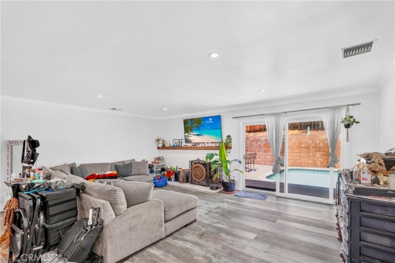 1215 Dickenson, Upland