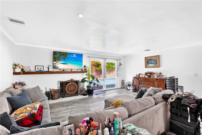 1215 Dickenson, Upland