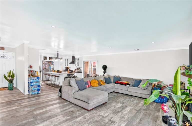 1215 Dickenson, Upland