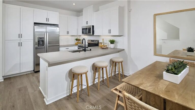 1304 W W Oak Crest Paseo, Ontario