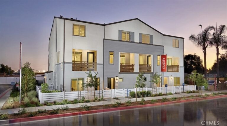 1306 W W Oakcrest Paseo, Ontario