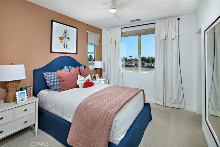 1306 W W Oakcrest Paseo, Ontario