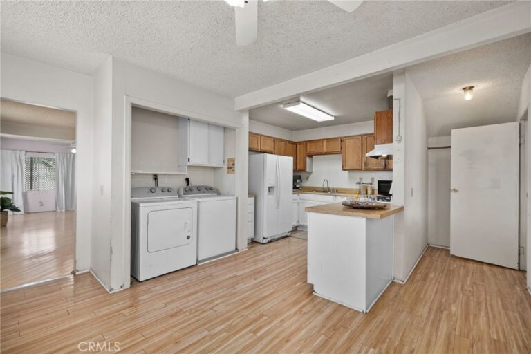 1356 1/2 Bowen, Upland