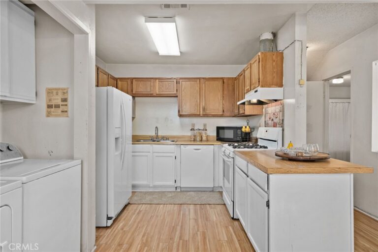 1356 1/2 Bowen, Upland