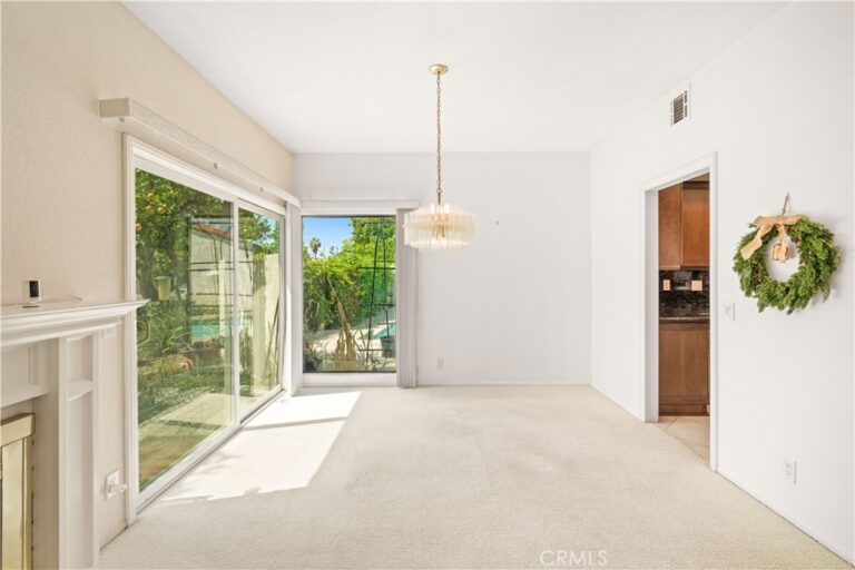 1400 Blossom, Upland