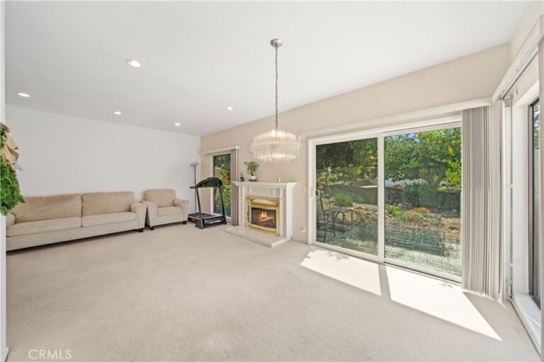 1400 Blossom, Upland