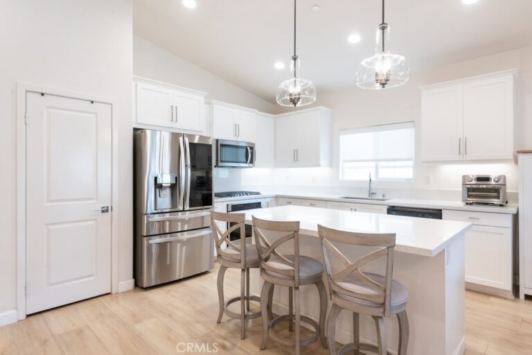 15686 Parry Peak Drive, Fontana