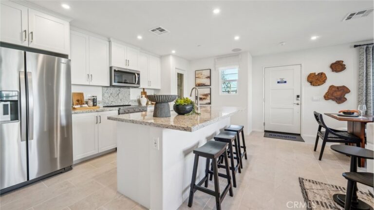 16119 Lumia Way, Fontana