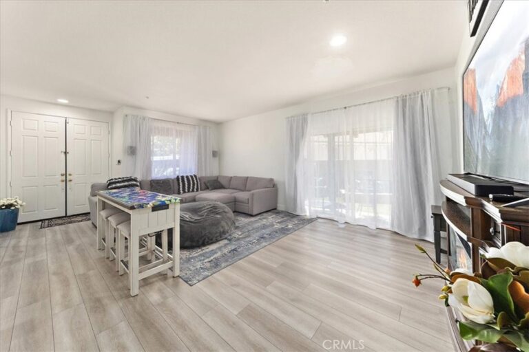 16204 Seminole Way, Fontana
