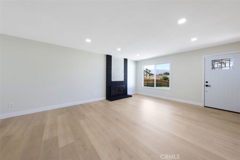 17041 Fairfax, Fontana