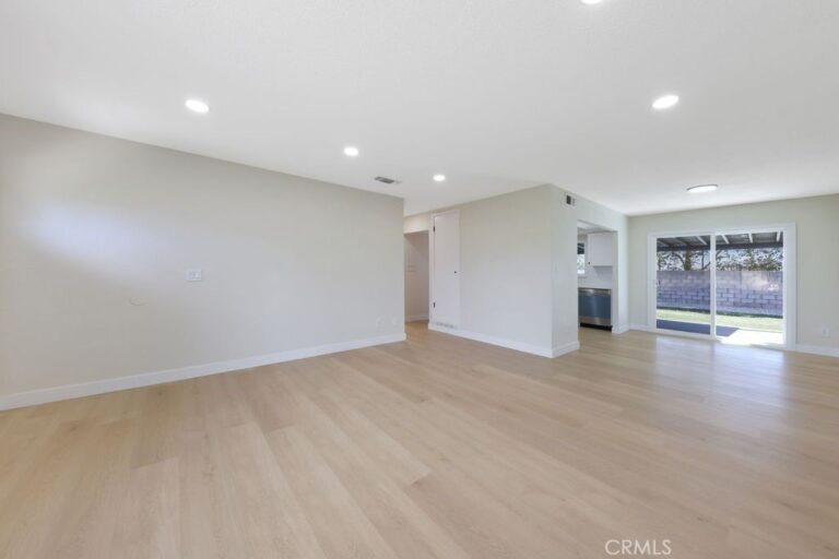 17041 Fairfax, Fontana