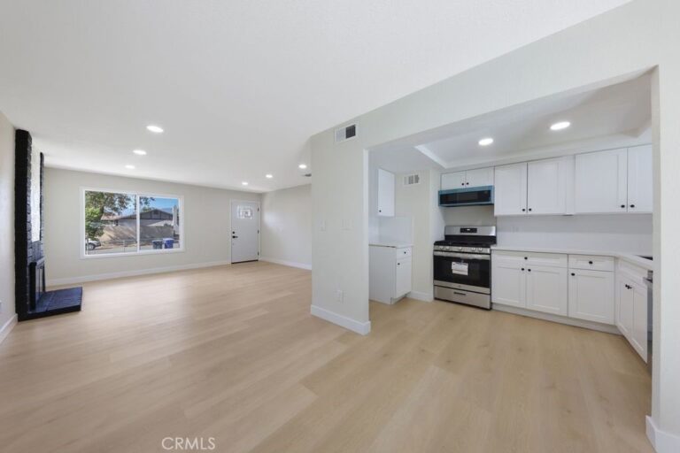 17041 Fairfax, Fontana