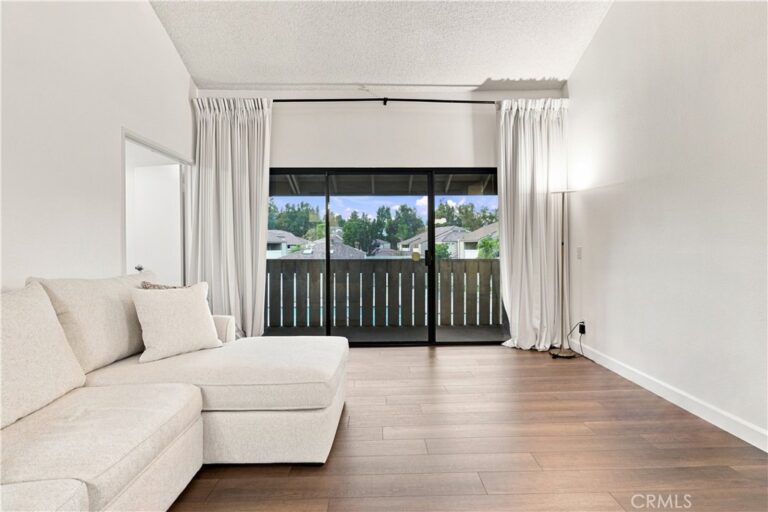 22 Country Mile, Pomona