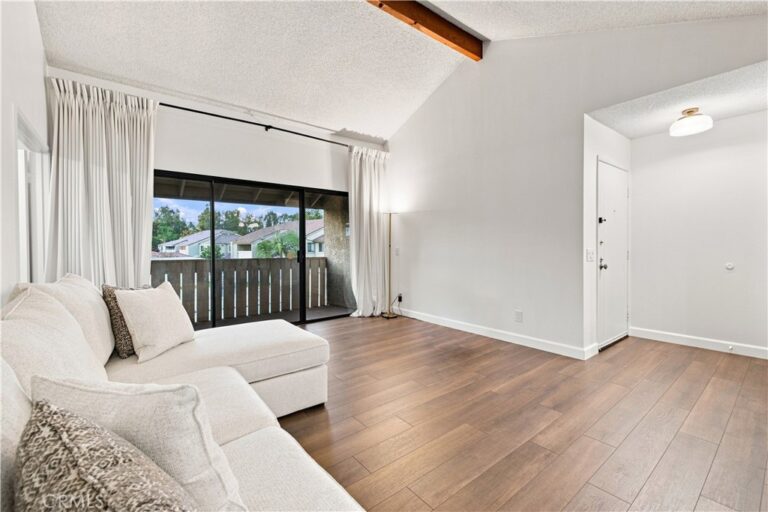 22 Country Mile, Pomona