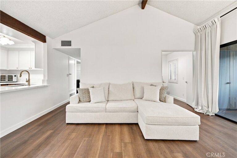 22 Country Mile, Pomona
