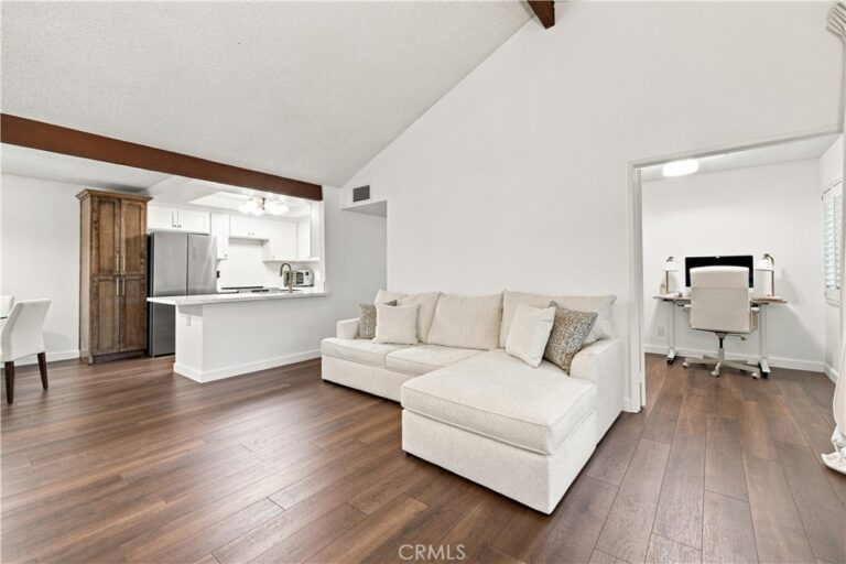 22 Country Mile, Pomona
