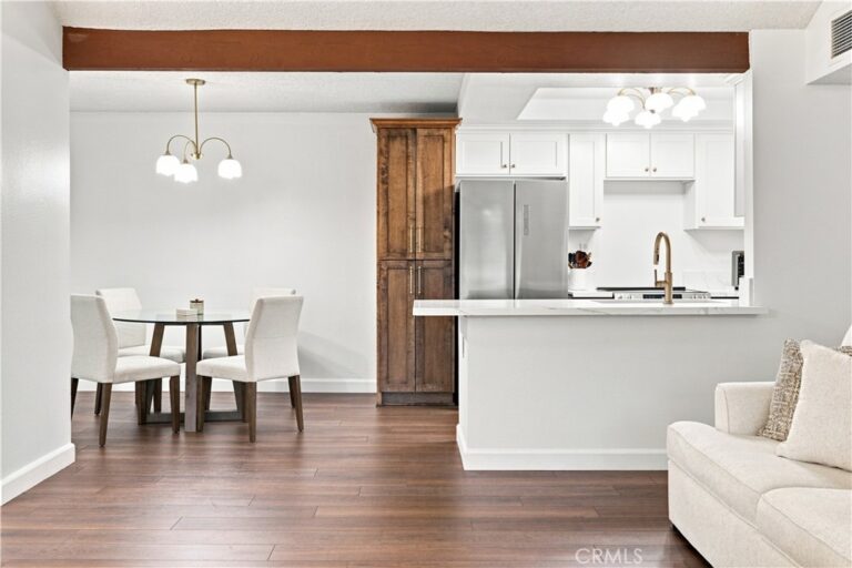 22 Country Mile, Pomona