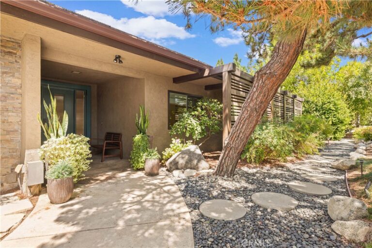 2275 N La Paz, Claremont
