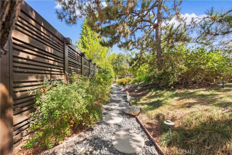 2275 N La Paz, Claremont