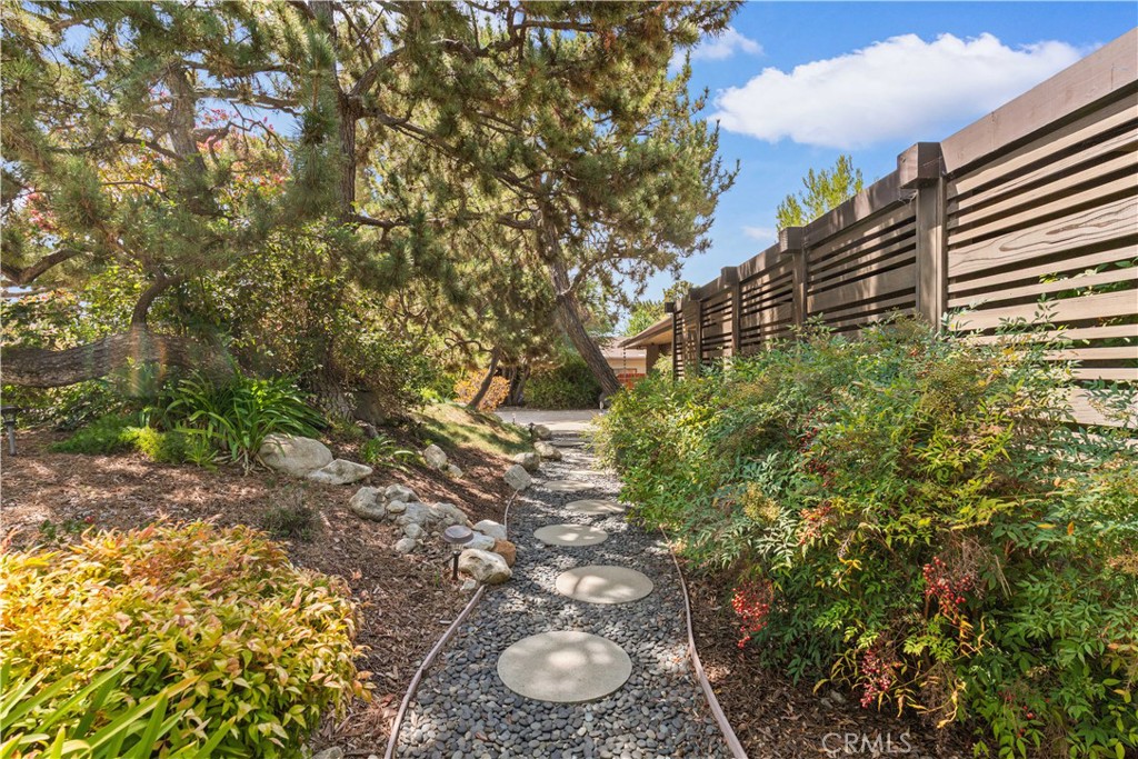 2275 N La Paz, Claremont